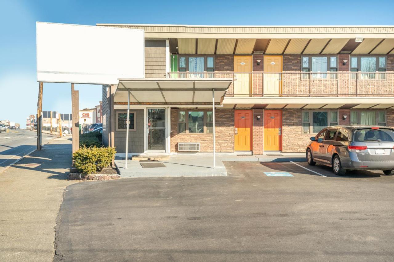 Oyo Hotel Malden Ma Broadway Exterior photo