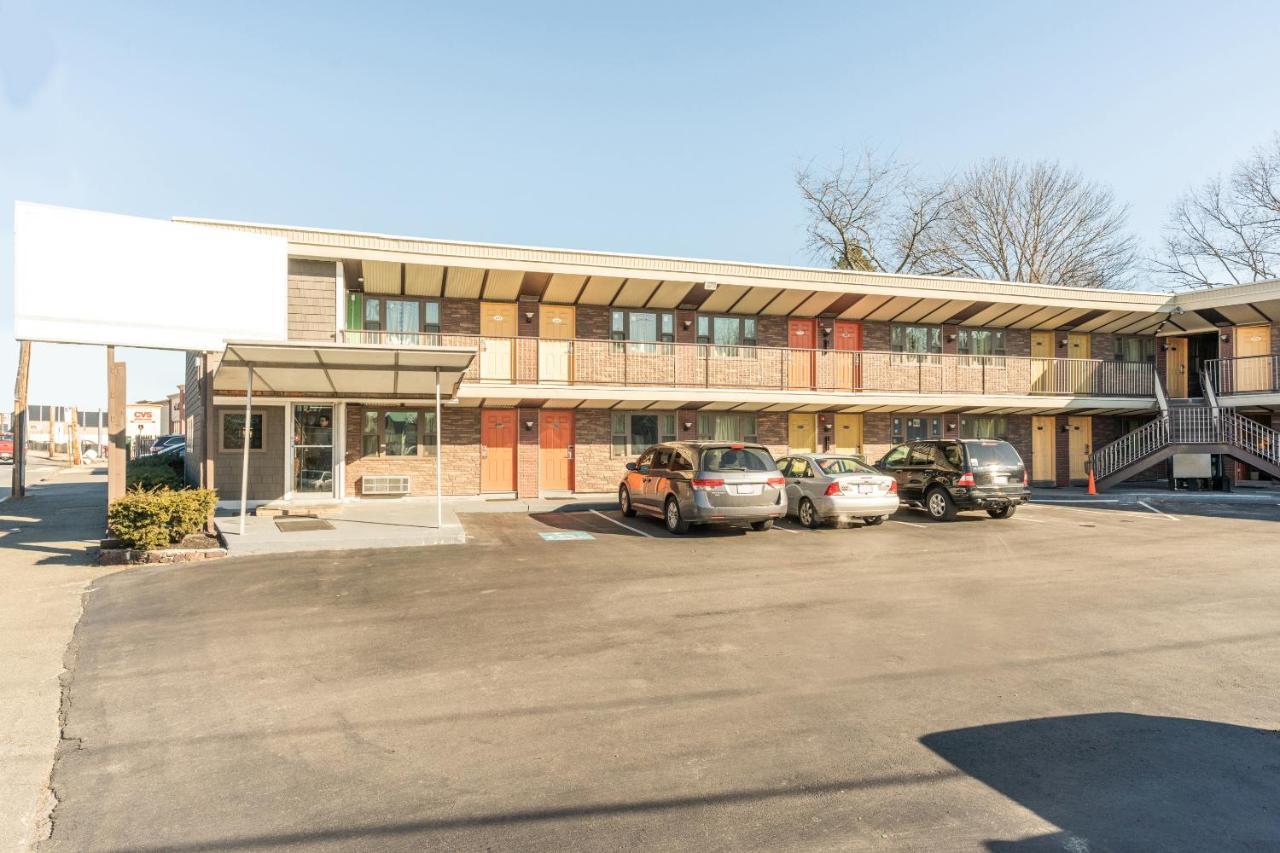 Oyo Hotel Malden Ma Broadway Exterior photo